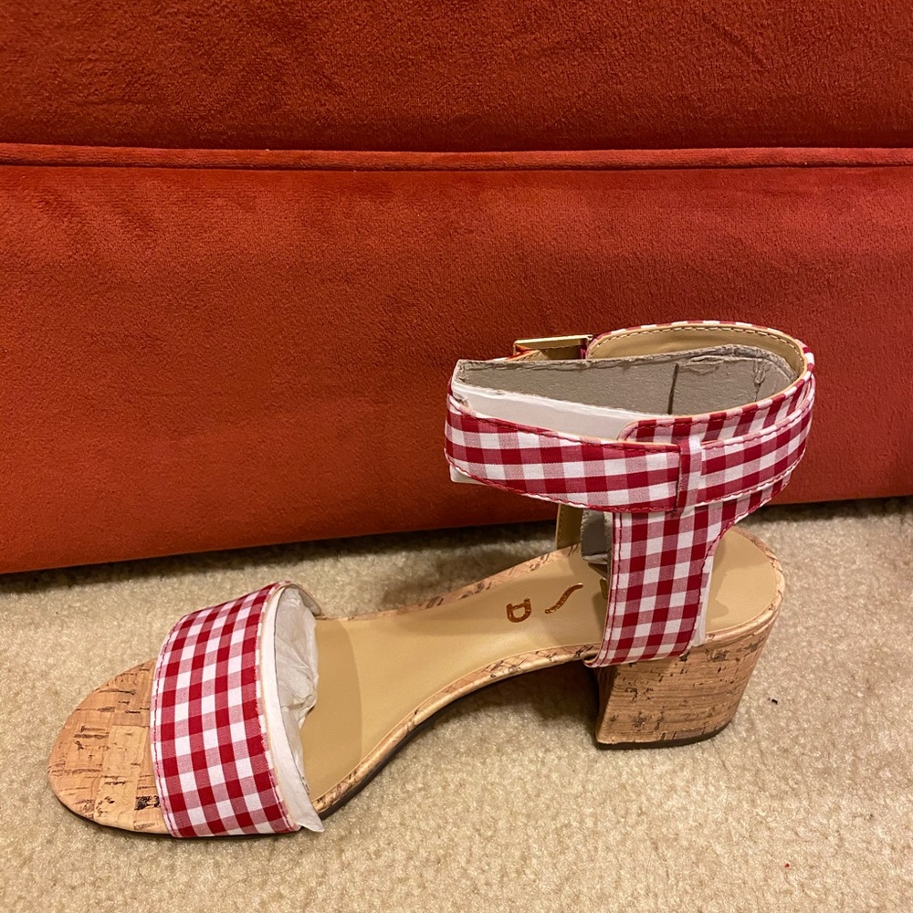 NWT Unisa Plaid Red/White unENOLA sandals